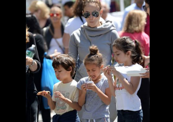Jennifer Lopez y sus mellizos disfrutan de un paseo (FOTOS)