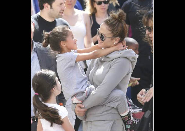 Jennifer Lopez y sus mellizos disfrutan de un paseo (FOTOS)