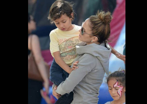 Jennifer Lopez y sus mellizos disfrutan de un paseo (FOTOS)
