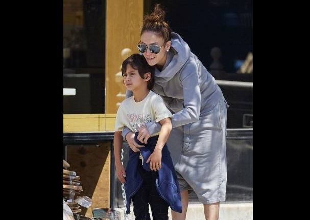 Jennifer Lopez y sus mellizos disfrutan de un paseo (FOTOS)