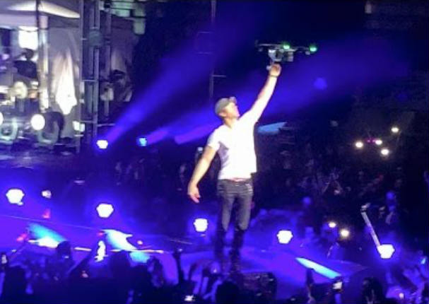 Enrique Iglesias muestra su mano tras cirugía reconstructiva