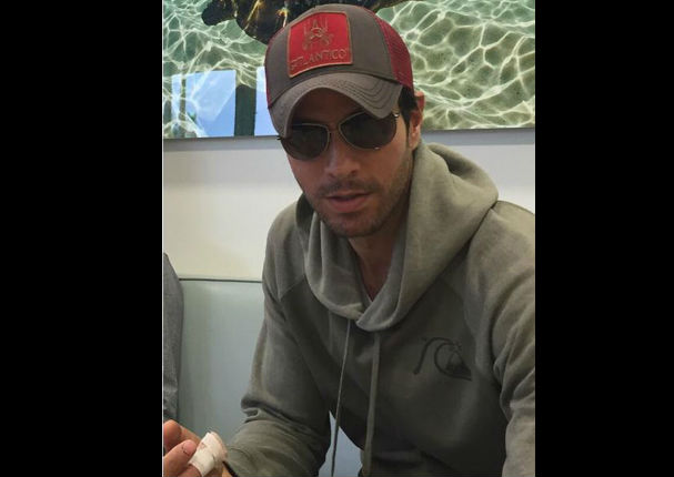 Enrique Iglesias muestra su mano tras cirugía reconstructiva