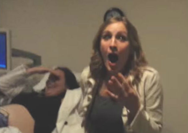 Su hermana tendrá gemelos y esta fue su increíble reacción (VIDEO)