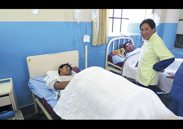 Dos niños se inyectan petróleo para ser musculosos como participantes de reality