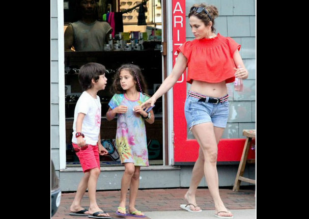 ¡Jennifer López luce cuerpo de infarto mientras pasea con sus hijos! (FOTOS)