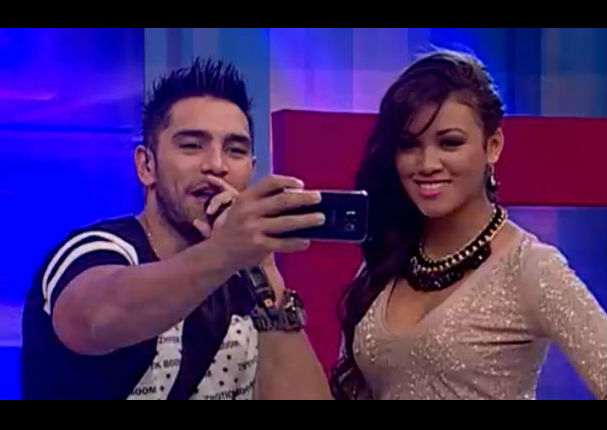 ¡Es su clon! Mira a la 'doble' de Angie Arizaga (FOTOS)