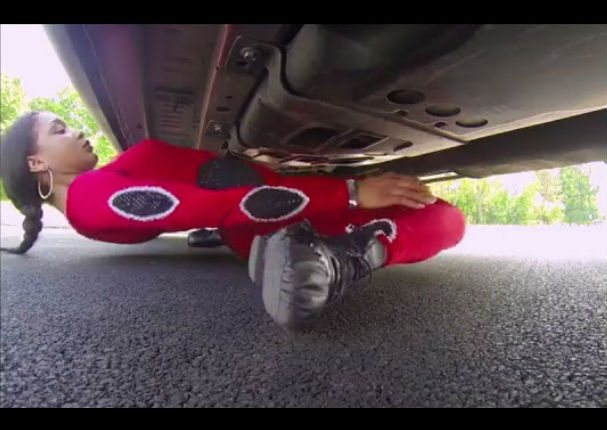 Mira cómo la “Reina del limbo” establece un nuevo record mundial (VIDEO)