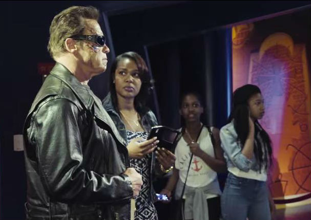 Arnold Schwarzenegger se disfraza de estatua y asusta a sus fans (VIDEO)