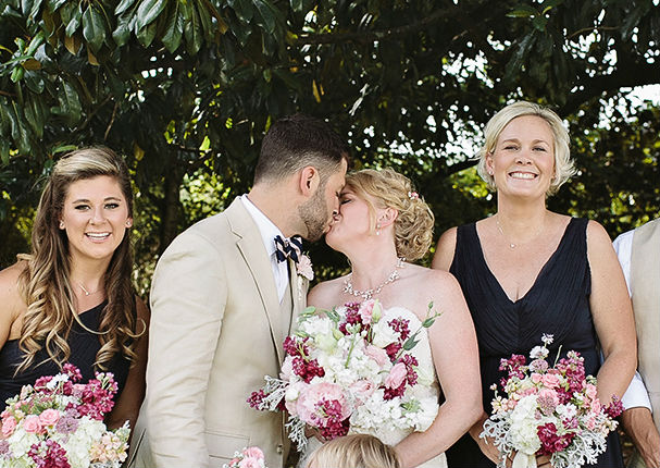 ¡Con actitud! Niña roba protagonismo en la boda de su mamá