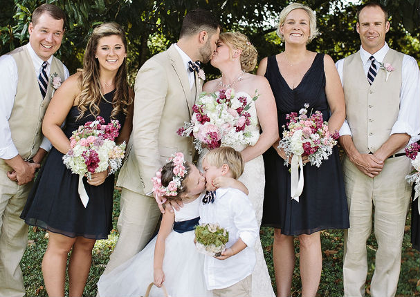 ¡Con actitud! Niña roba protagonismo en la boda de su mamá