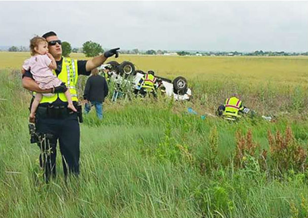 Conoce la historia de este policía que distrajo a una niña tras la muerte de su padre (FOTOS)