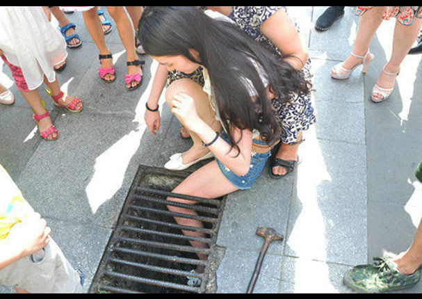 Iba caminando escribiendo en su celular hasta que algo feo le pasó (FOTOS)