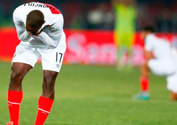 Luis Advícula conmueve con lágrimas después del partido con Chile (FOTOS)