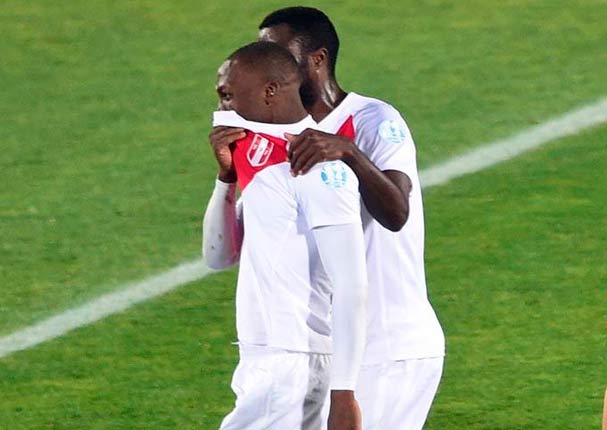 Luis Advícula conmueve con lágrimas después del partido con Chile (FOTOS) Luis Advícula conmueve con lágrimas después del partido con Chile (FOTOS)