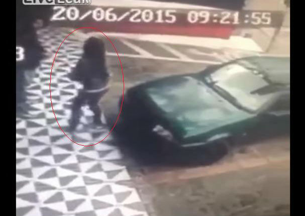 Ella solo quería sentarse a descansar en un auto, pero algo inesperado sucedió… (VIDEO)