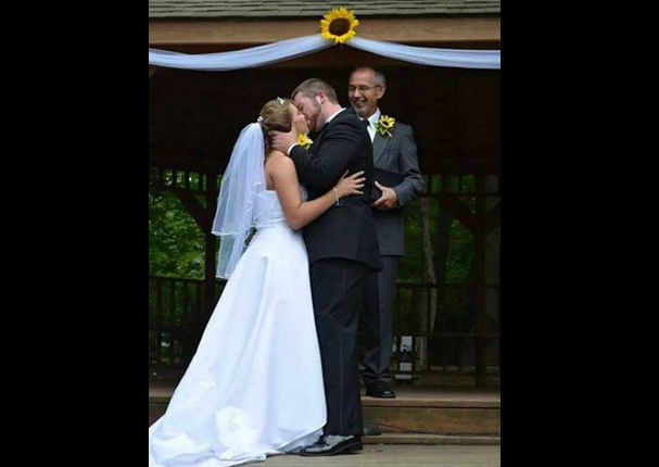 Su esposa perdió la memoria, ahora él planea una segunda boda para ella (FOTOS)