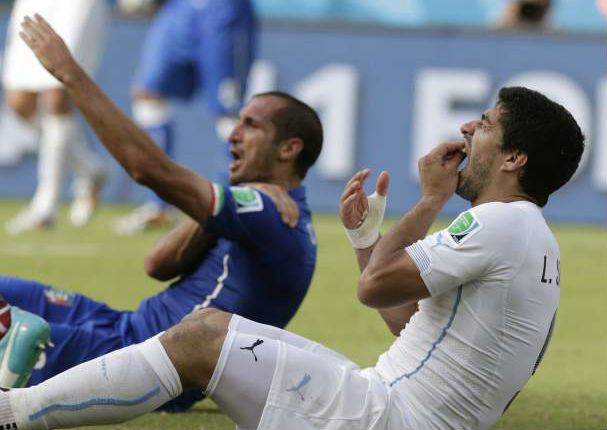 Luis Suárez inspira cuentos de vampiros (FOTOS)
