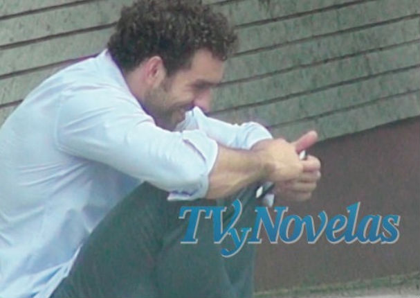 ¿Ariadne Díaz fue captada besándose con...?