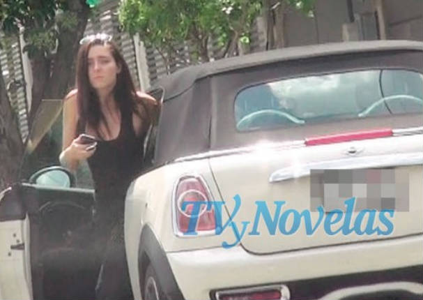 ¿Ariadne Díaz fue captada besándose con...?