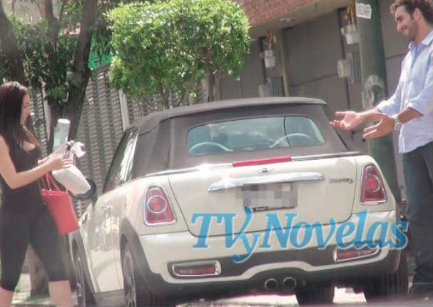 ¿Ariadne Díaz fue captada besándose con...?