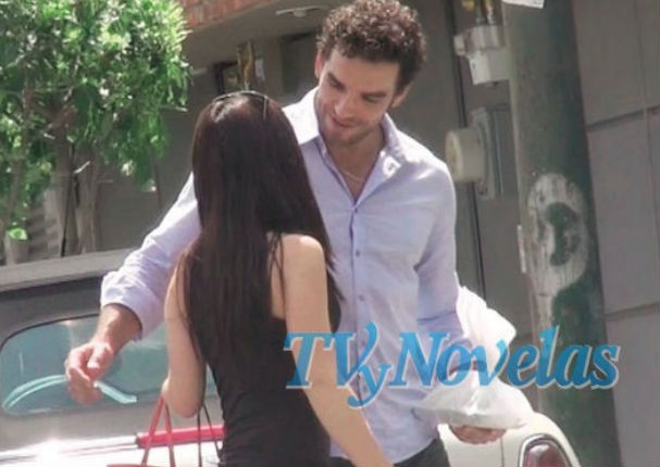 ¿Ariadne Díaz fue captada besándose con...?