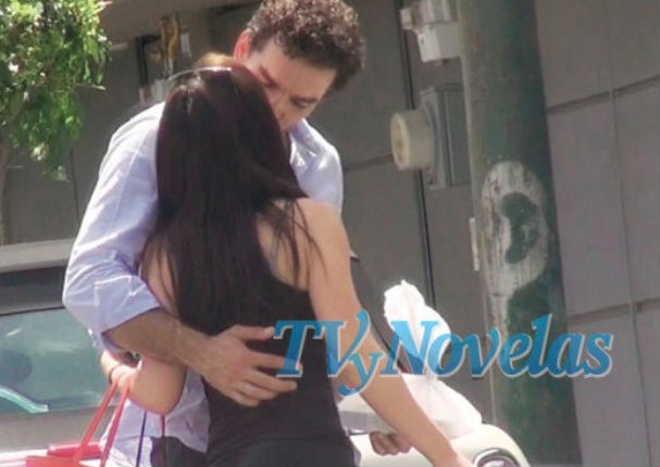 ¿Ariadne Díaz fue captada besándose con...?