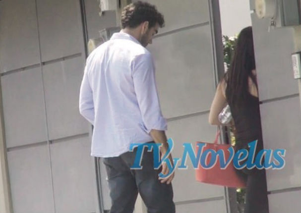 ¿Ariadne Díaz fue captada besándose con...?