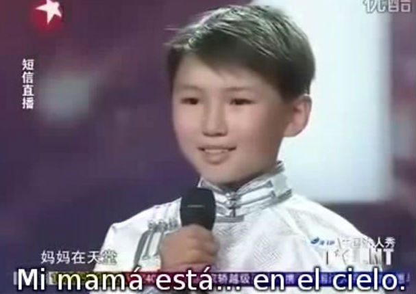¡Te conmoverá! Este niño le canta a su madre y nadie puede evitar llorar (VIDEO)