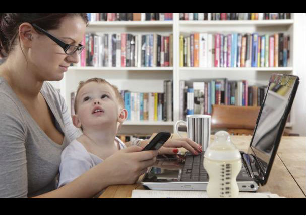 ¿Pasas mucho tiempo con tu celular? Así es cómo lo ve tu hijo (FOTOS)