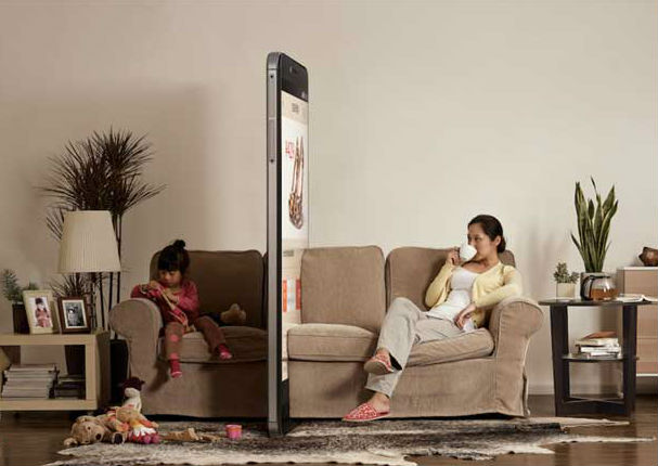 ¿Pasas mucho tiempo con tu celular? Así es cómo lo ve tu hijo (FOTOS)