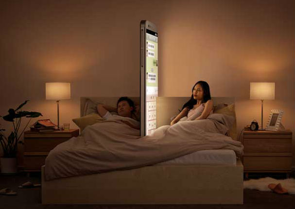 ¿Pasas mucho tiempo con tu celular? Así es cómo lo ve tu hijo (FOTOS)