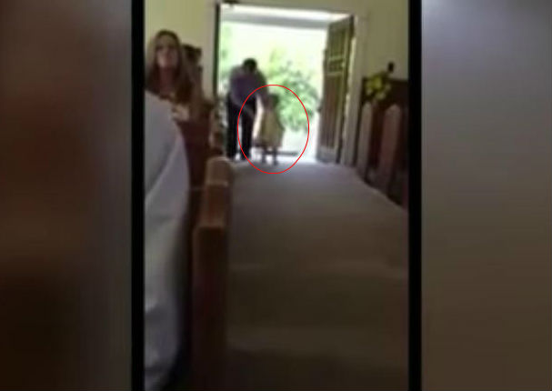 Niña no tira las flores en matrimonio y su papá tiene que hacerlo (VIDEO)