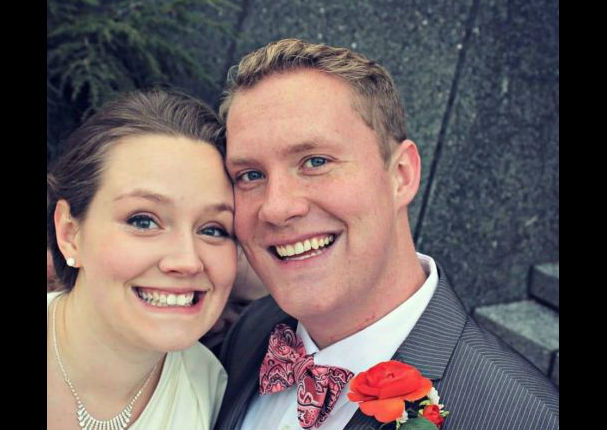 No vas a creer qué es lo sale en esta foto de bodas