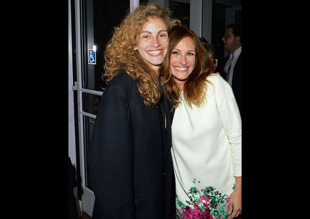 Mira estas nostálgicas fotos de famosos posando junto a ellos mismos de jóvenes