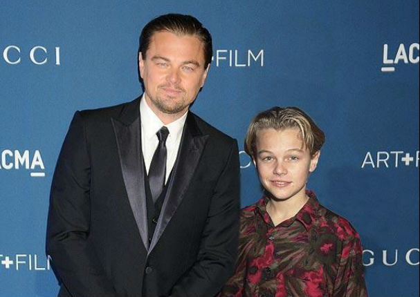 Mira estas nostálgicas fotos de famosos posando junto a ellos mismos de jóvenes