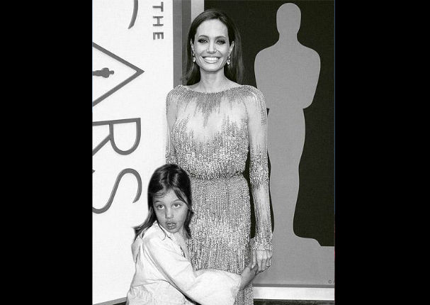 Mira estas nostálgicas fotos de famosos posando junto a ellos mismos de jóvenes