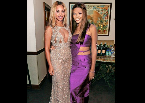 Mira estas nostálgicas fotos de famosos posando junto a ellos mismos de jóvenes