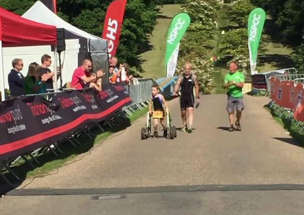 El video de este niño con parálisis cerebral está inspirando a todos