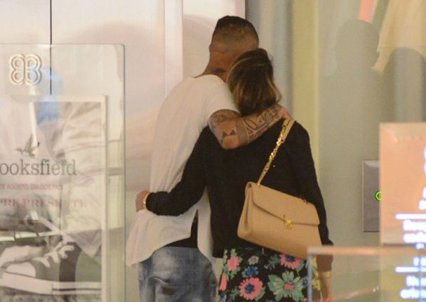 ¿Cuánto dinero habría gastado Paolo Guerrero en anillo de Alondra?  (FOTOS)