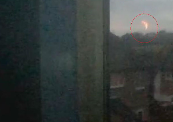 Niña logra grabar a supuesto OVNI, desde la ventana de su casa (VIDEO)