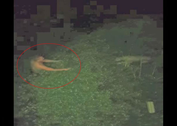 Te conmoverá la razón por la que este hombre se tiró al agua en medio de la noche (VIDEO)