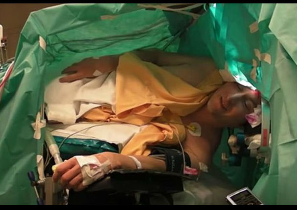 Tenía cáncer y le hicieron cantar ópera durante cirugía cerebral (VIDEO)