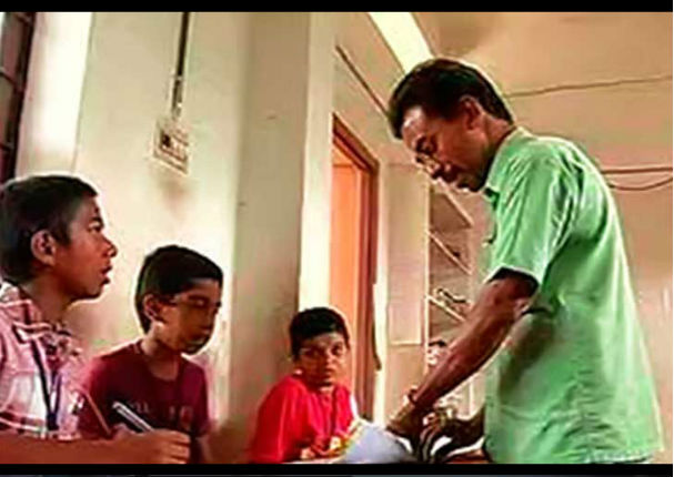 ¡Gran ejemplo! Profesor cruza un río diariamente para llegar a sus clases (FOTOS)