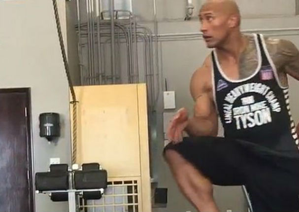 'La Roca' muestra su destreza para el baile (VIDEO)