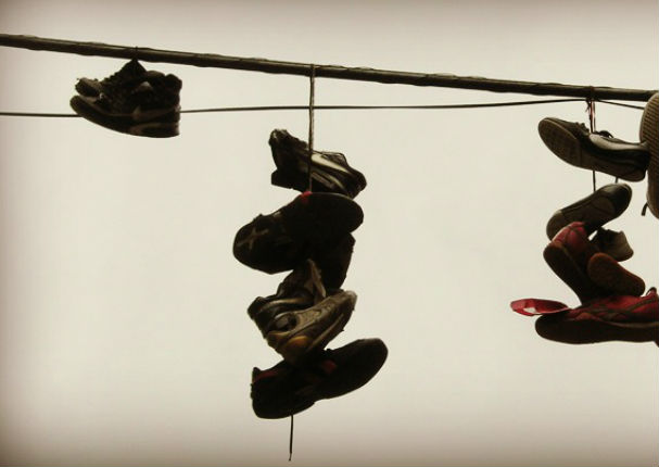 ¿Por qué razón cuelgan zapatos en cables de algunas calles?