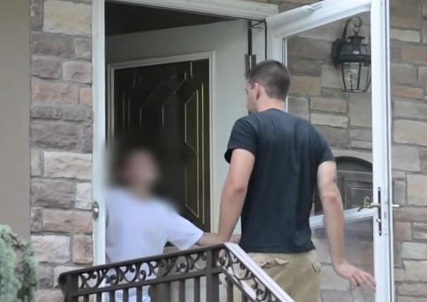 ¿Tu hijo le abriría la puerta a un extraño? Este video te sorprenderá (VIDEO)