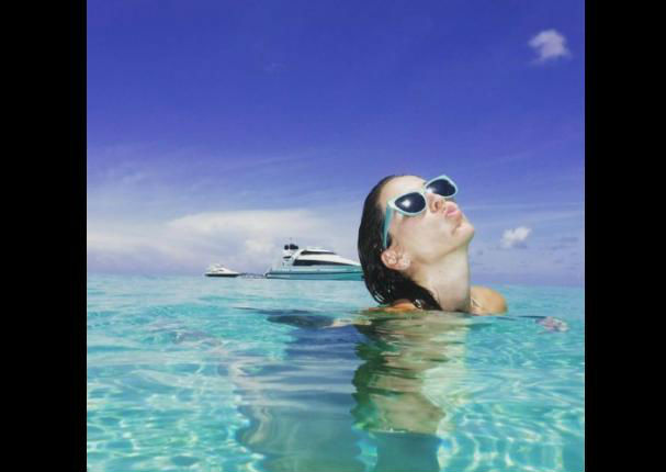 Jacqueline Bracamontes alborota las redes sociales con sexys fotos