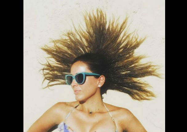 Jacqueline Bracamontes alborota las redes sociales con sexys fotos