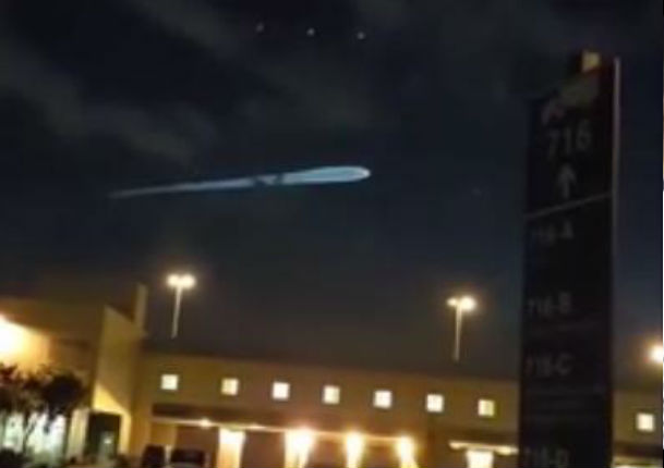 ¿Qué es? Aparece extraña luz en el cielo y se hace viral, pero… (VIDEO)