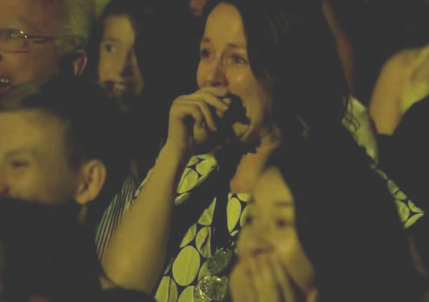 Ella quedó realmente sorprendida con la sorpresa de su esposo e hija (VIDEO)